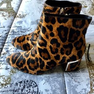 🆕🌟DKNY ANIMAL PRINT ANKLE BOOTIES🌟🆕